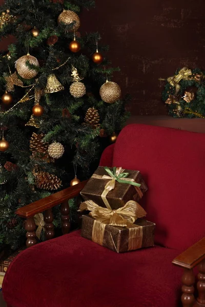 在红色椅子上的一个漂亮的包裹里的新年礼物 — 图库照片