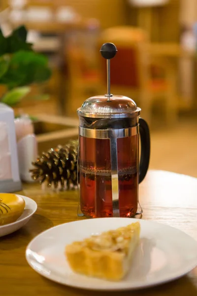 Çay Çaydanlık Kek Kafede Masada — Stok fotoğraf