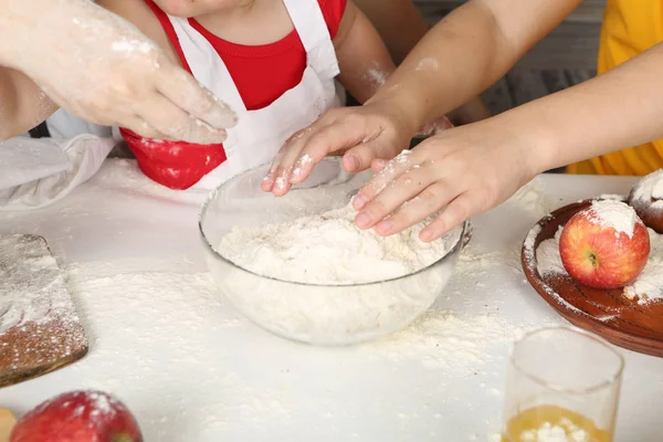 Cozinhar Pastelaria Mãos Das Crianças Preparam Massa — Fotografia de Stock