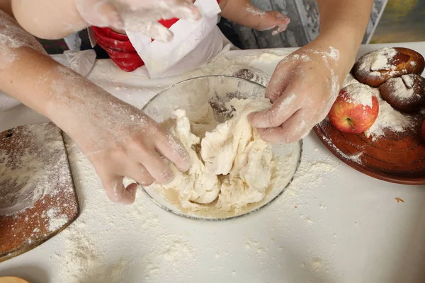 Koken Van Gebak Handen Van Kinderen Bereiden Het Deeg — Stockfoto