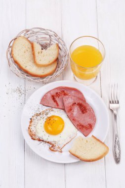 sosis ve turuncu ile pişmiş yumurta