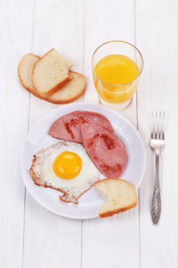 sosis, somun ve portakal suyu ile pişmiş yumurta