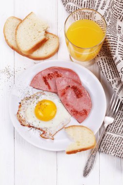 sosis, somun ve portakal suyu ile pişmiş yumurta