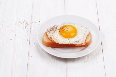 Baharat beyaz ekmek bir dilim kızarmış yumurta