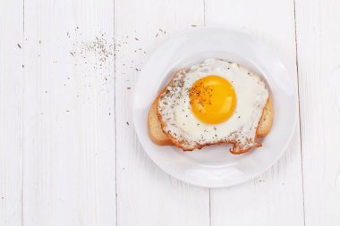 Baharat beyaz ekmek bir dilim kızarmış yumurta