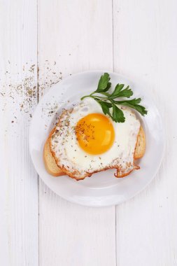 Baharat beyaz ekmek bir dilim kızarmış yumurta