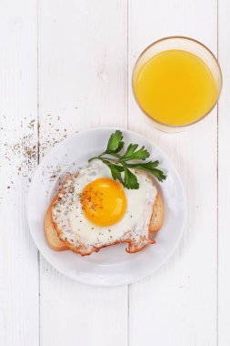 Beyaz ekmek ve bir bardak portakal suyu bir dilim kızarmış yumurta