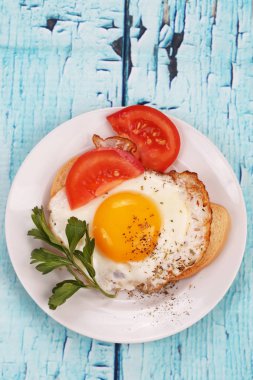 Kızarmış yumurta beyaz ekmek bir dilim üzerinde