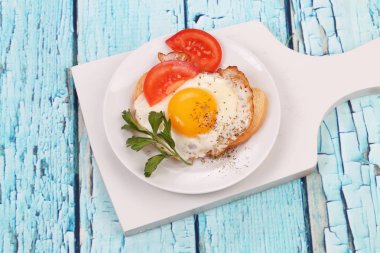 Kızarmış yumurta beyaz ekmek bir dilim üzerinde