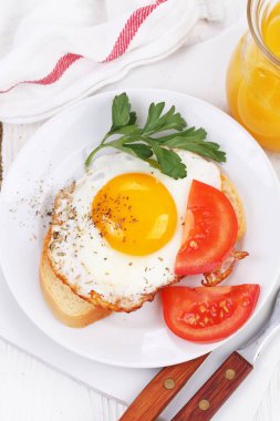 Kızarmış yumurta beyaz ekmek bir dilim üzerinde