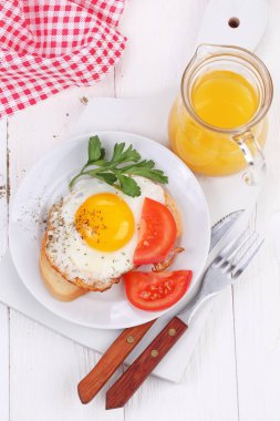 Portakal suyu ile beyaz ekmek bir dilim üzerinde kızarmış yumurta