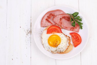 Pastırmalı kızarmış yumurta, beyaz arka plan üzerinde domates