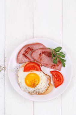 Pastırmalı kızarmış yumurta, beyaz arka plan üzerinde domates