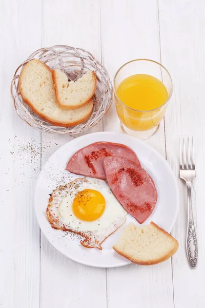 sosis ve turuncu ile pişmiş yumurta