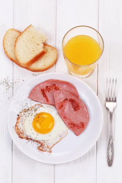 sosis, somun ve portakal suyu ile pişmiş yumurta