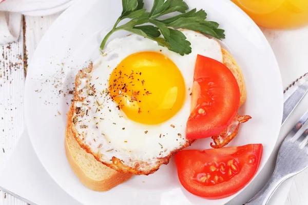 Huevos Fritos Una Rebanada Pan Blanco — Foto de Stock