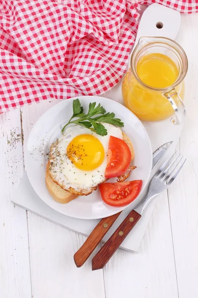 Portakal suyu ile beyaz ekmek bir dilim üzerinde kızarmış yumurta