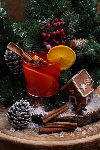 Glühwein Den Zweigen Der Weihnachtsfichte — Stockfoto