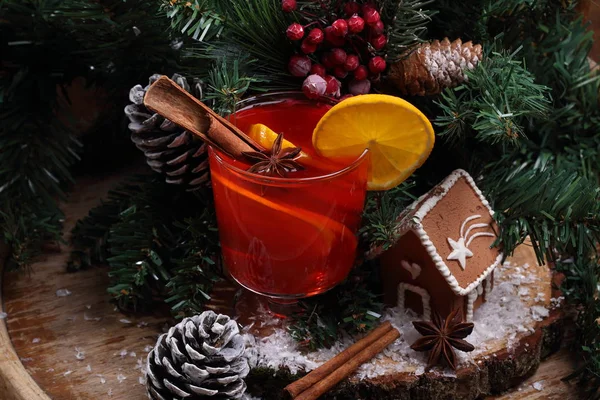 Glühwein Den Zweigen Der Weihnachtsfichte — Stockfoto