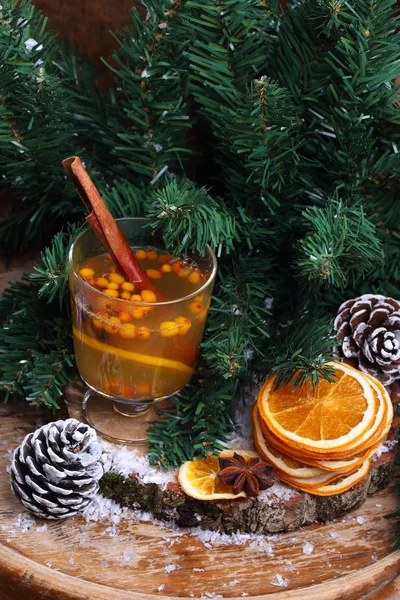 Warme Drank Van Sea Buckthorn Onder Kerstboom — Stockfoto