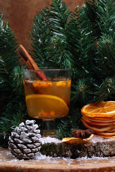 Heißgetränk Sanddorn Unterm Weihnachtsbaum — Stockfoto