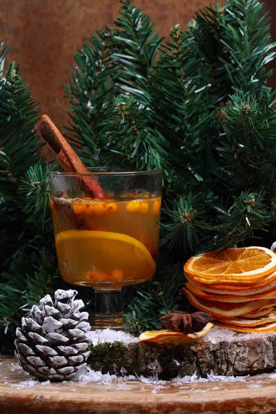 Warme Drank Van Sea Buckthorn Met Gedroogde Oranje Onder Kerstboom — Stockfoto