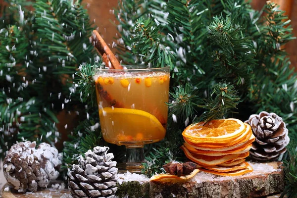 圣诞树下沙棘的热饮 — 图库照片