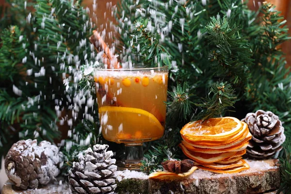 圣诞树下沙棘的热饮 — 图库照片