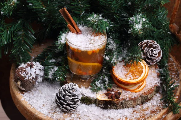 沙棘的热饮料与干橙在圣诞树下 — 图库照片