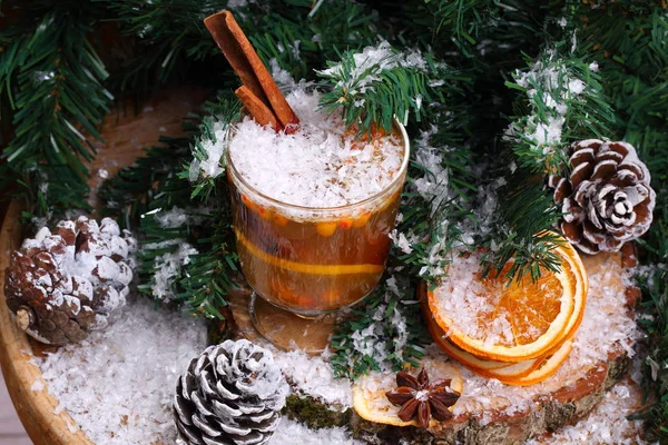 沙棘的热饮料与干橙在圣诞树下 — 图库照片
