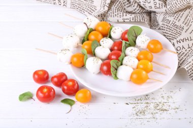 Mozzarella şiş üzerinde kiraz domates ile