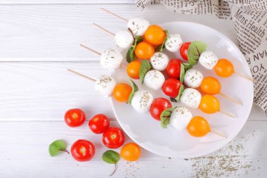 Mozzarella şiş üzerinde kiraz domates ile