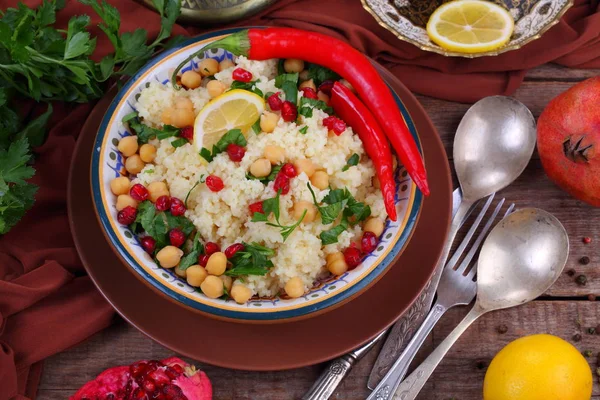 Couscous Con Granada Garbanzos —  Fotos de Stock