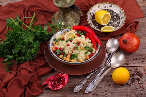 Couscous Met Granaatappel Kikkererwten — Stockfoto