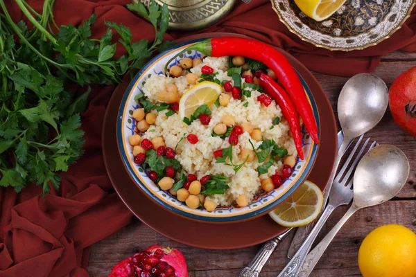 Couscous Con Granada Garbanzos —  Fotos de Stock