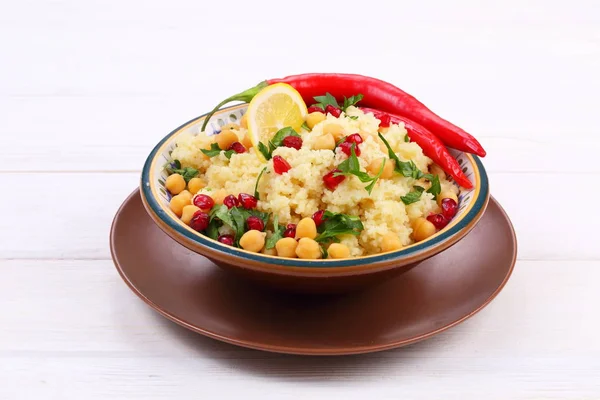 Couscous Met Granaatappel Kikkererwten Hete Pepers — Stockfoto