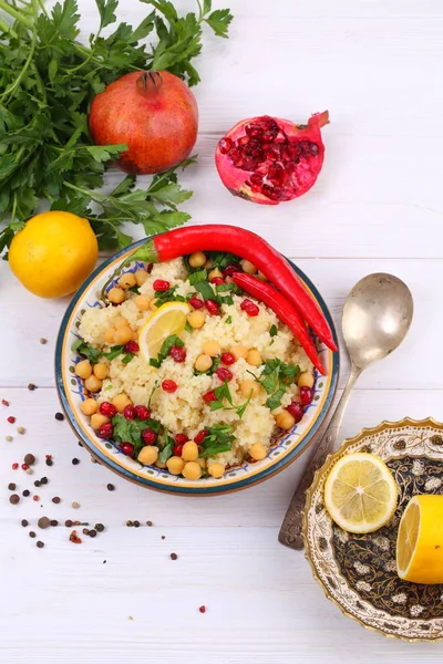 Couscous Met Granaatappel Kikkererwten — Stockfoto