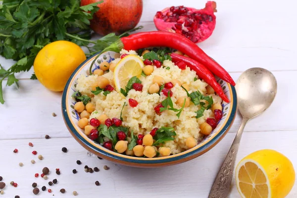 Couscous Met Granaatappel Kikkererwten Hete Pepers — Stockfoto