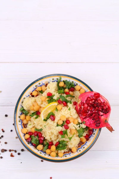 Mâncare Vegetariană Cuscus Legume Rodie Năut — Fotografie, imagine de stoc