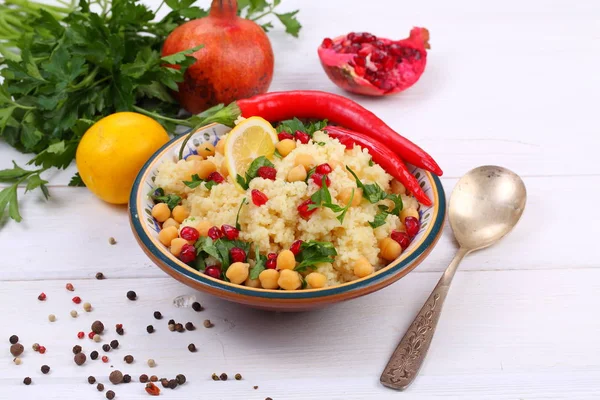 Plato Vegetariano Cuscús Verduras Con Granada Garbanzos — Foto de Stock