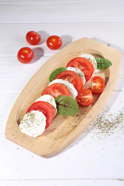 Mozzarella Sajt Egy Tányérra Koktélparadicsommal — Stock Fotó