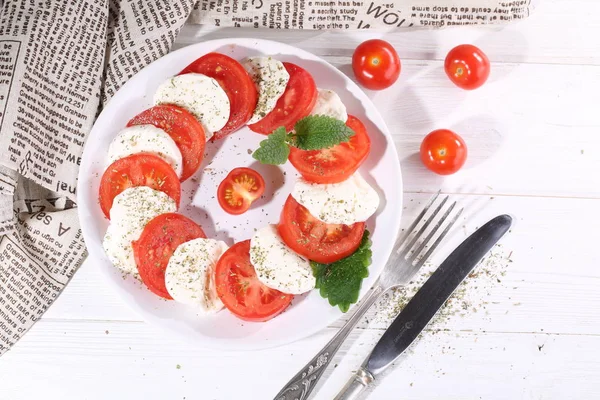 Mozzarella Saláta Paradicsommal Bazsalikommal Fűszerek — Stock Fotó