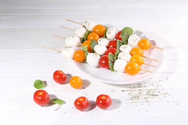 Mozzarella Con Tomates Cherry Pinchos — Foto de Stock