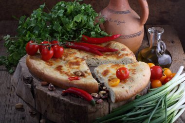 Acara Khachapuri, kişniş, biber ve sarımsak ahşap bir masa üzerinde peynir pasta