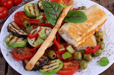 Izgara sebze ve peynir ile kızarmış pide
