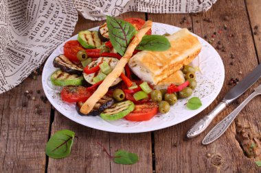 Izgara sebze ve peynir ile kızarmış pide