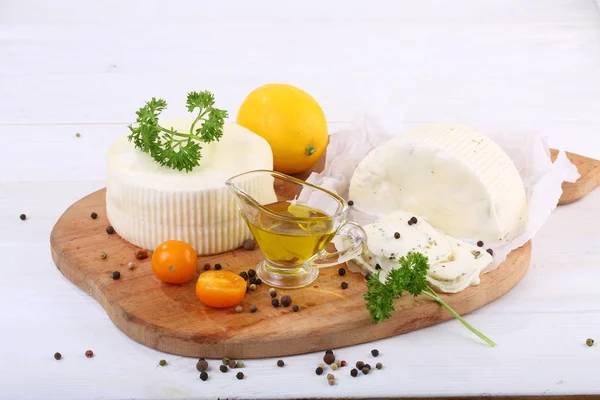 Suluguni Mit Tomaten Und Kräutern Auf Weißem Holzgrund — Stockfoto