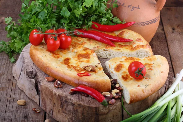 Megrelian Khachapuri Uma Mesa Madeira Torta Queijo Com Coentro Pimenta — Fotografia de Stock