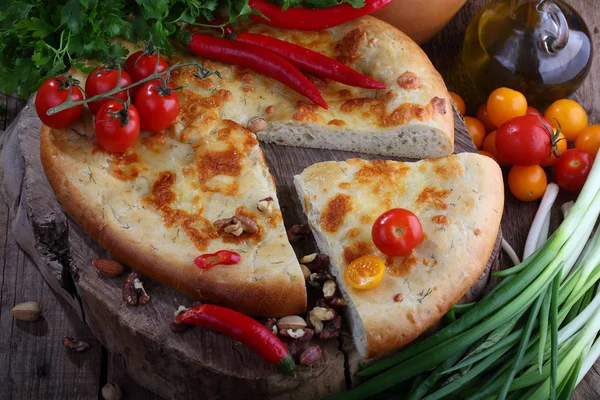 Megrelian Khachapuri Uma Mesa Madeira Torta Queijo Com Coentro Pimenta — Fotografia de Stock