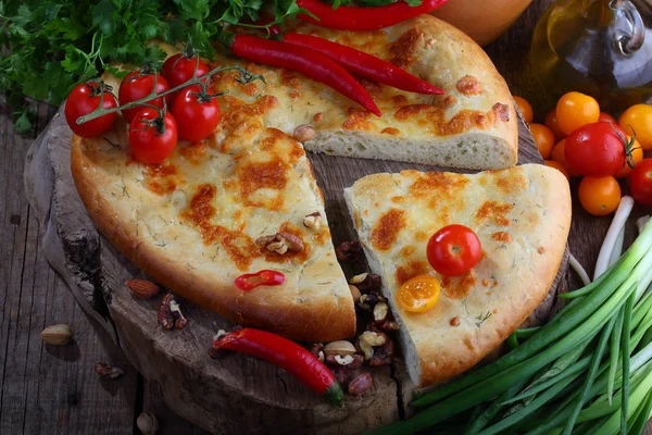 Megrelian Khachapuri Uma Mesa Madeira Torta Queijo Com Coentro Pimenta — Fotografia de Stock